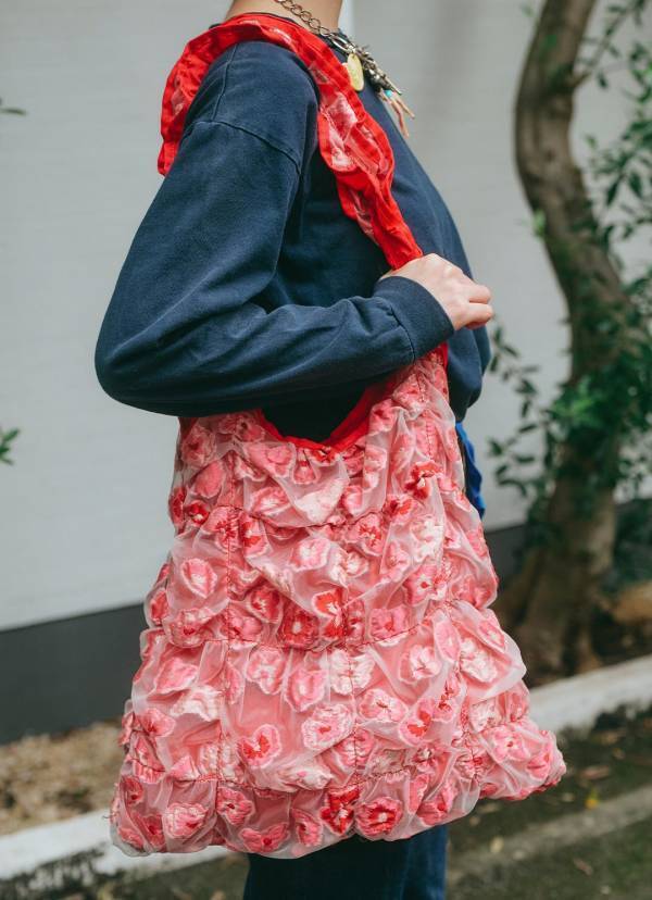 「秋に着るネイビーはこれが正解！」 花柄を挿して甘辛MIXに仕上げるのがこなれ見えのコツ | HugMug