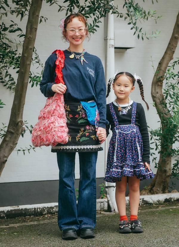 「秋に着るネイビーはこれが正解！」 花柄を挿して甘辛MIXに仕上げるのがこなれ見えのコツ | HugMug