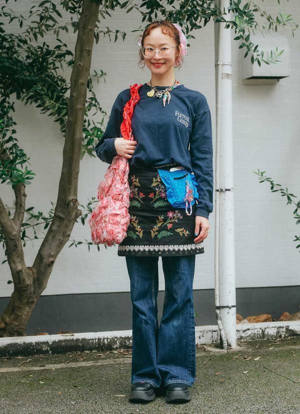 「秋に着るネイビーはこれが正解！」 花柄を挿して甘辛MIXに仕上げるのがこなれ見えのコツ | HugMug