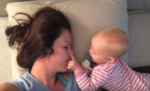 ママ起きて 赤ちゃんが寝ているママに仕掛ける攻撃 が可愛すぎる動画 16年5月9日 ウーマンエキサイト