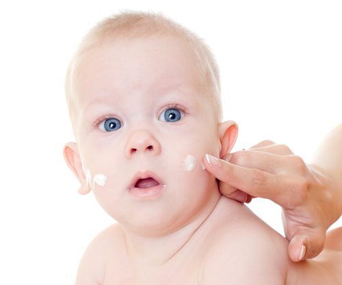 新生児に 塗り薬 を塗っても大丈夫 赤ちゃんの 皮膚トラブル予防 の秘訣とは 16年6月18日 ウーマンエキサイト 1 2