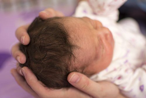 毛深い子は“早産傾向”…!? 赤ちゃんの「髪量が多い・少ない」はこう決まる