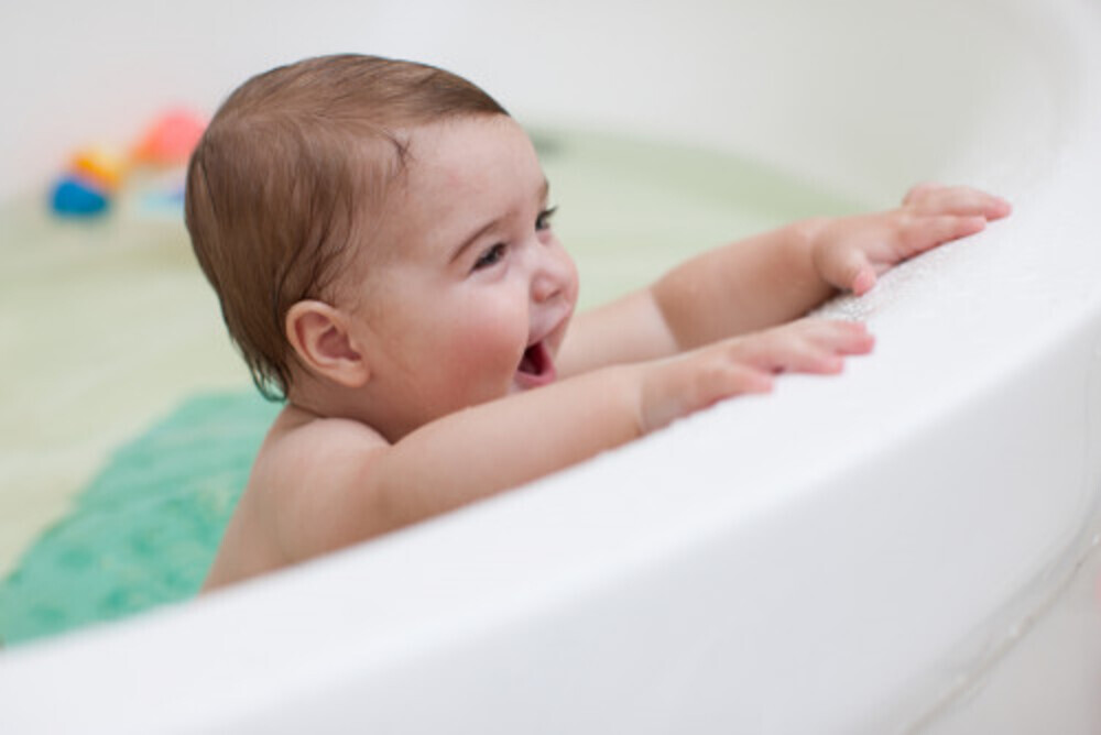 つかまり立ち期の赤ちゃんを攻略 スムーズな入浴法 3ステップ 17年1月19日 ウーマンエキサイト 1 2