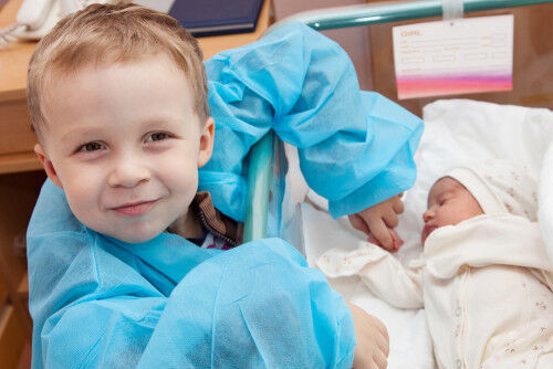 感動 トラウマ 出産時 上の子を立ち合わせる メリット デメリット 17年10月2日 ウーマンエキサイト 1 2