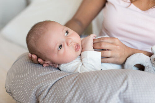 妊娠中の腰痛 赤ちゃんの吐き戻し防止にも ママに嬉しい 枕 10選 18年1月18日 ウーマンエキサイト 1 3