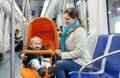 電車でグズった…！赤ちゃんが喜ぶ「オモチャ忘れ時」の応急処置とは？