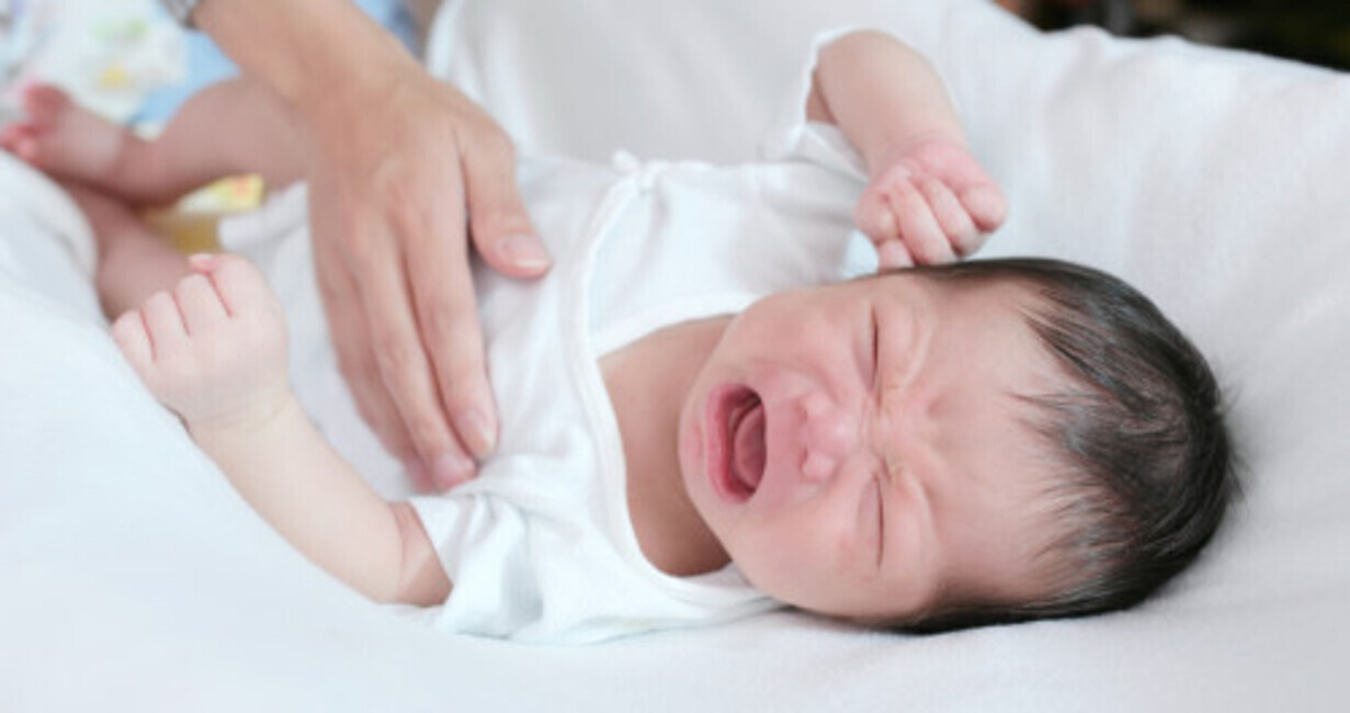なぜ赤ちゃんはベッドに置くと 敏感に反応するの 背中スイッチ 対策 19年2月28日 ウーマンエキサイト 1 2