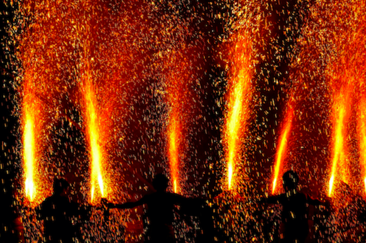 大迫力の手筒花火 吹き上げる花火と舞い散る火の粉に圧倒されそう 年9月14日 ウーマンエキサイト
