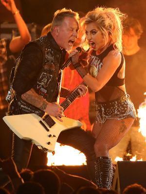 レディー・ガガ＆メタリカ、グラミー賞で致命的な機材トラブル