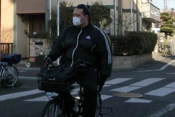 稀勢の里 移動は自転車…質素生活の陰に“おしん横綱”の教え