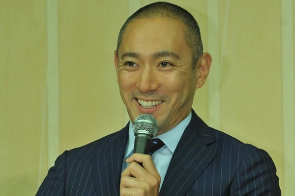 市川海老蔵　麻央も一緒に外食「なみだ」と感激