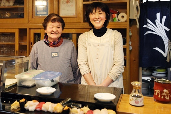 被災地の77歳女性寿司職人、苦難続いても笑顔でいる理由