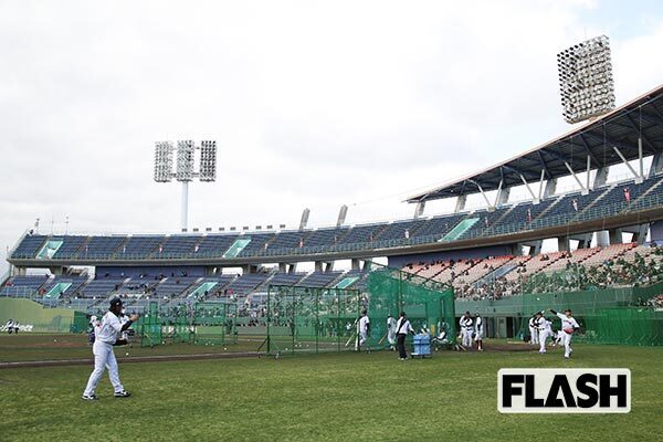 「侍ジャパン」合宿初日は観客ガラガラで「覇気なし侍」に
