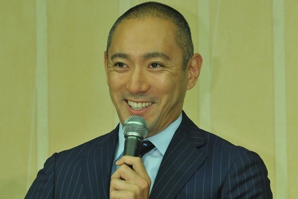 市川海老蔵　マッサージ機に花…麻央へ愛のプレゼント