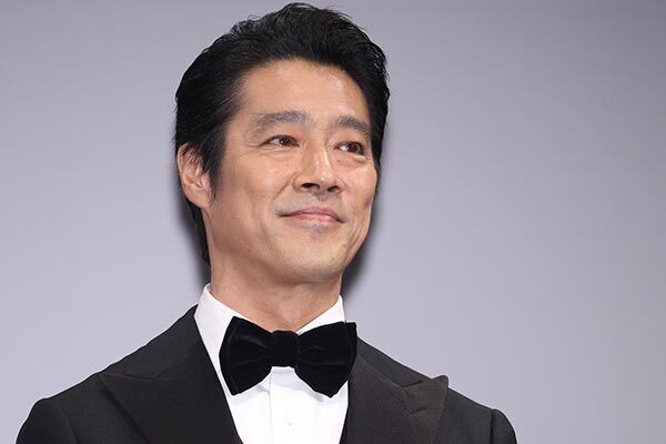 堤真一『佐江内氏』打ち上げで“鬼嫁”小泉今日子に熱烈ハグ
