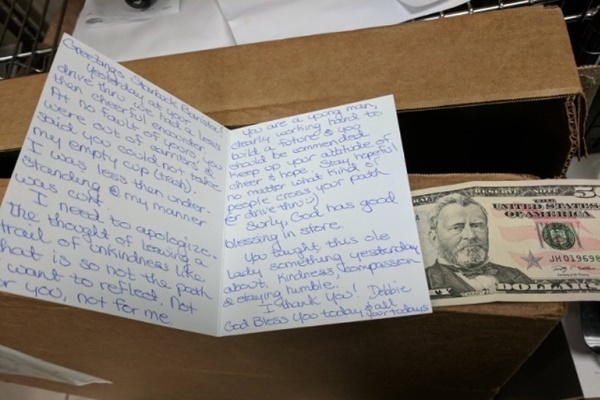 スターバックスで失礼な態度を取った客、謝罪の手紙と50ドルを持って再訪