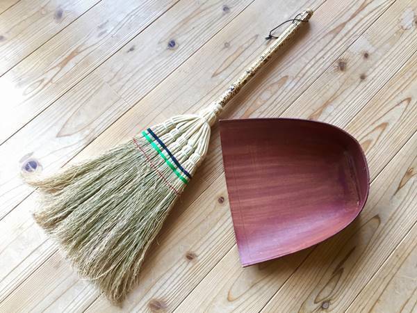 第109灯　お家の中も心の中も掃う、祓う、拂う！箒がもたらす穏やかでしあわせな感覚とは