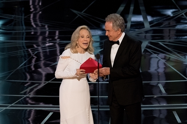 悪夢のアカデミー賞言い間違い事件　フェイ・ダナウェイが初めて口を開く