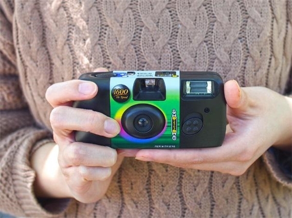 なんで？懐かしのインスタントカメラが若い女子に人気な理由
