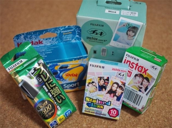 なんで？懐かしのインスタントカメラが若い女子に人気な理由