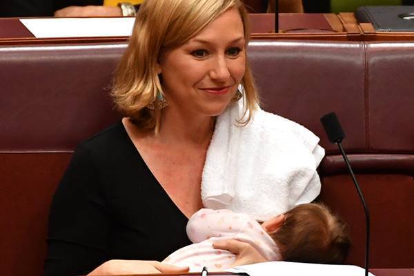 オーストラリアの上院議員、“議事堂で授乳”する先駆けに