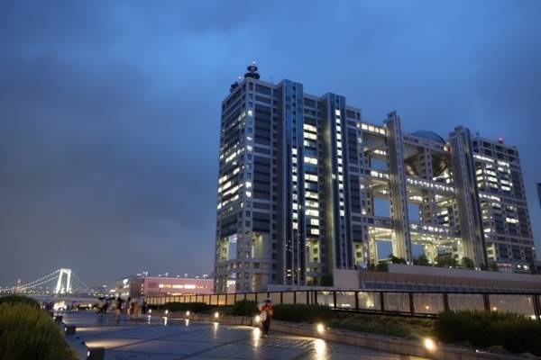 新体制移行のフジテレビでとんねるずが“崖っぷち”なワケ