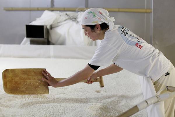 伏見の酒蔵率いる42歳ママ杜氏「子育てと酒造りは似ている」