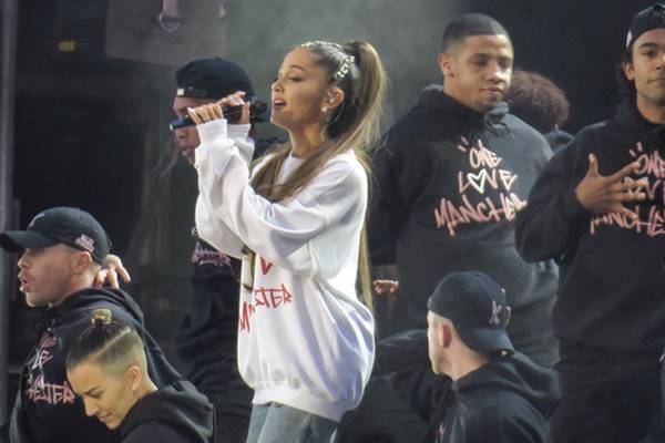 アリアナ・グランデ 英テロ“慈善ライブ”にスターたち集結！