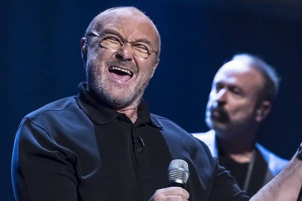 フィル・コリンズ、手術の後遺症が原因で大ケガ――公演延期へ