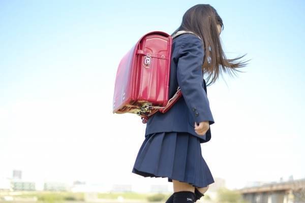 “脱ゆとり”でも小学生は悲鳴…ランドセルが重すぎて腰痛に!?