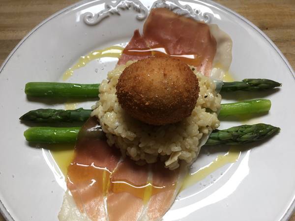 第131飯「半熟卵のフライ、チーズリゾット、アスパラガスの三位一体」