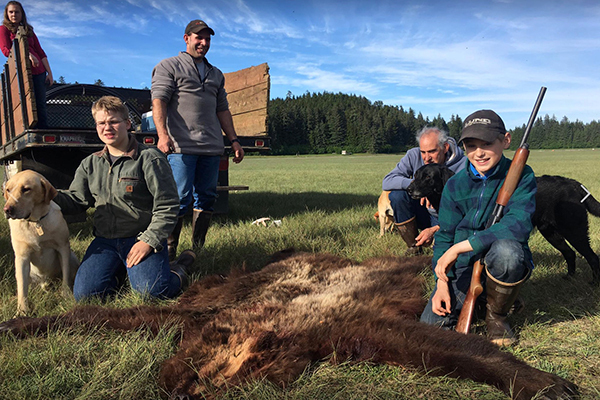 11歳の男の子、家族に襲いかかるヒグマをショットガンで仕留める