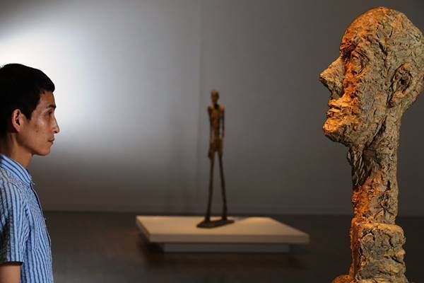 そっくり!?カラテカ矢部と歩く「ジャコメッティ展」