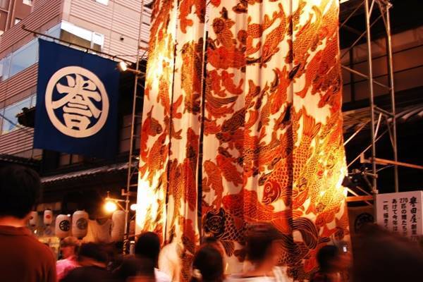 西陣織伝統工芸士、パリでのショー実現させた“亡夫との約束”