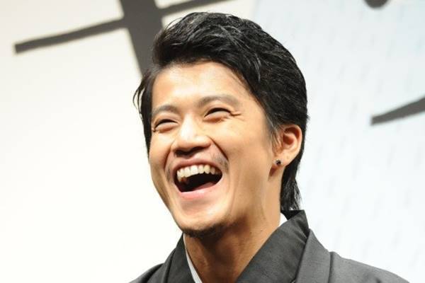 『銀魂』小栗旬　ムロツヨシに“肩パン”され青アザできる