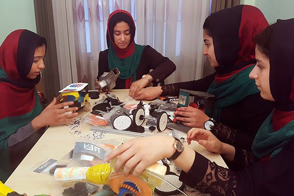 イヴァンカ・トランプ、ビザ却下されたアフガンの女性ロボコンチーム支援を表明