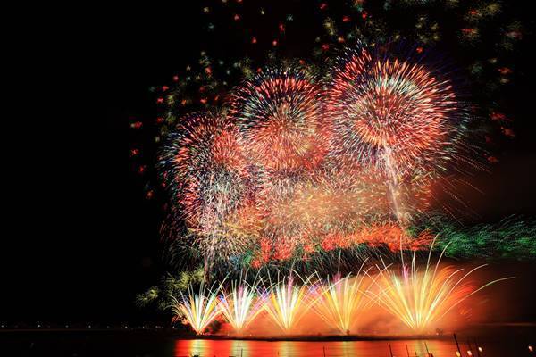 ドローンが新たな鑑賞法を可能に！17年彩る“花火”最新事情