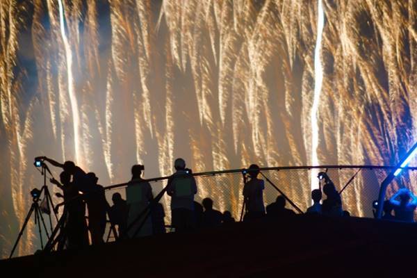 体育座りで手ぶれ防止！スマホでキレイに花火を撮る方法