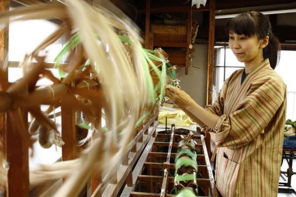 「上田紬」女性工芸士が海外で気づいた民族衣装の素晴らしさ