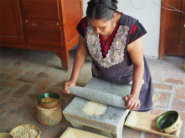 チョコレートごはんに皮付きアボカド！衝撃のメキシコ料理を食す！