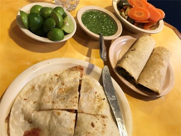 チョコレートごはんに皮付きアボカド！衝撃のメキシコ料理を食す！