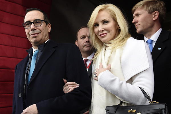 ムニューチン米財務長官の美人妻、新婚早々「ワーストレディ」との声も