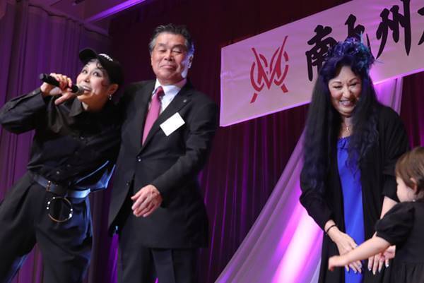 歌手AIの才能開花させた母・バーバラさんの「愛してる」