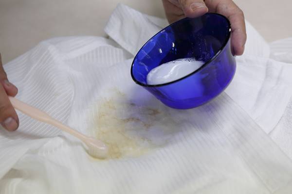 混ぜて、洗うだけ！シミが面白いほど消える「魔法水」使用術