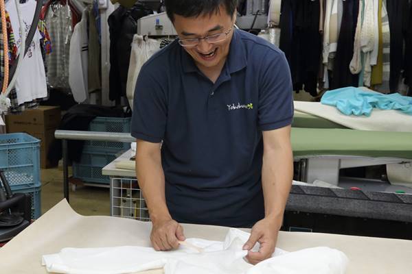 9割のシミを消す「魔法水」とは？年5千着扱う専門家が考案