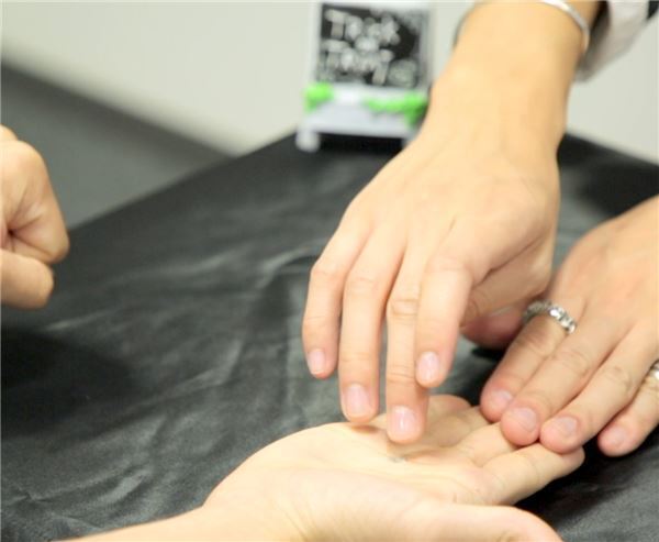 3分で種明かし！手の灰が移動する仰天ハロウィンマジック