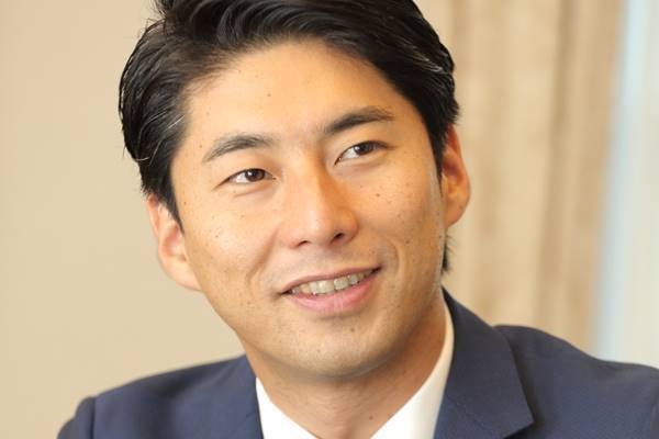 “中曽根家の孫”康隆議員が初めて語る家族「父は当初反対で…」