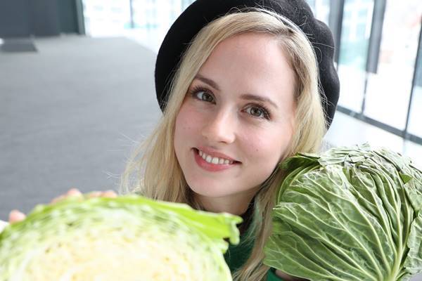 「トリバゴ」CM外国人女性　美の秘訣は「カバンに1玉キャベツ」