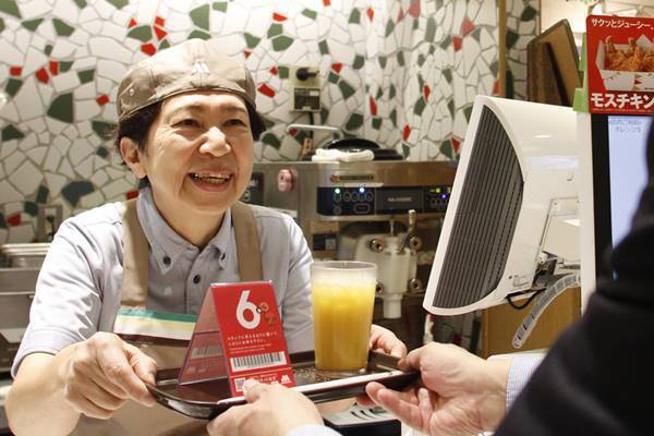 80歳のスタッフも！シニアが「モスバーガー」で働ける理由