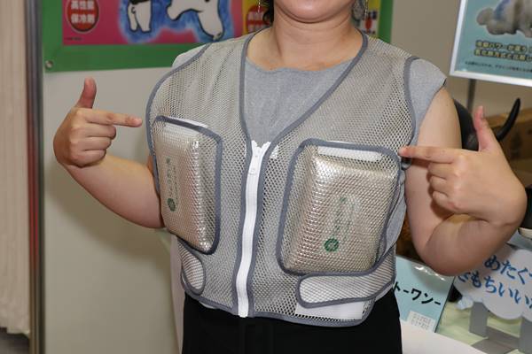 日傘から保冷剤ベストまで…猛暑を乗り切る最新対策グッズ